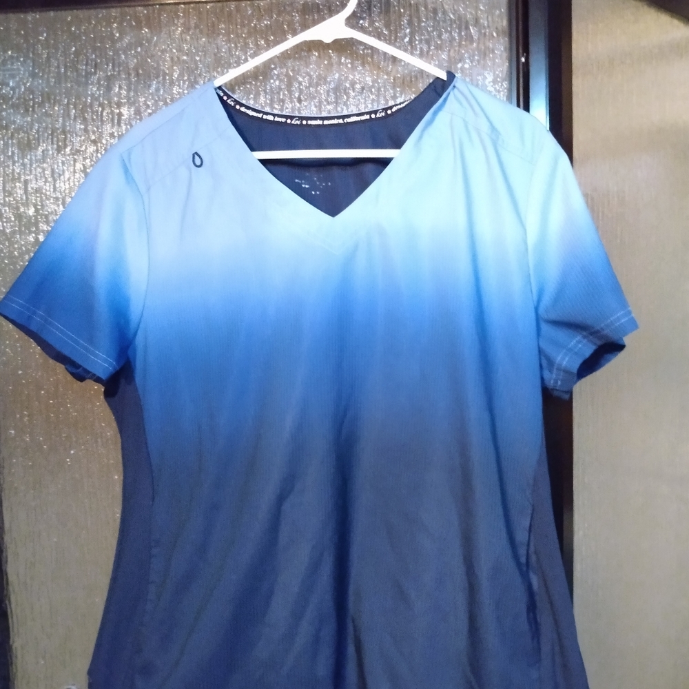 Koi light ombre scrub top large